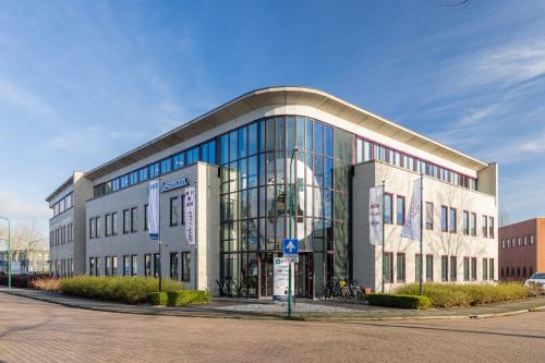 Modern kantoorpand aan de Plesmanstraat 2 in Leusden, met eigentijds design en grote raampartijen. Ideaal voor bedrijven die kantoorruimte huren in een levendige omgeving.